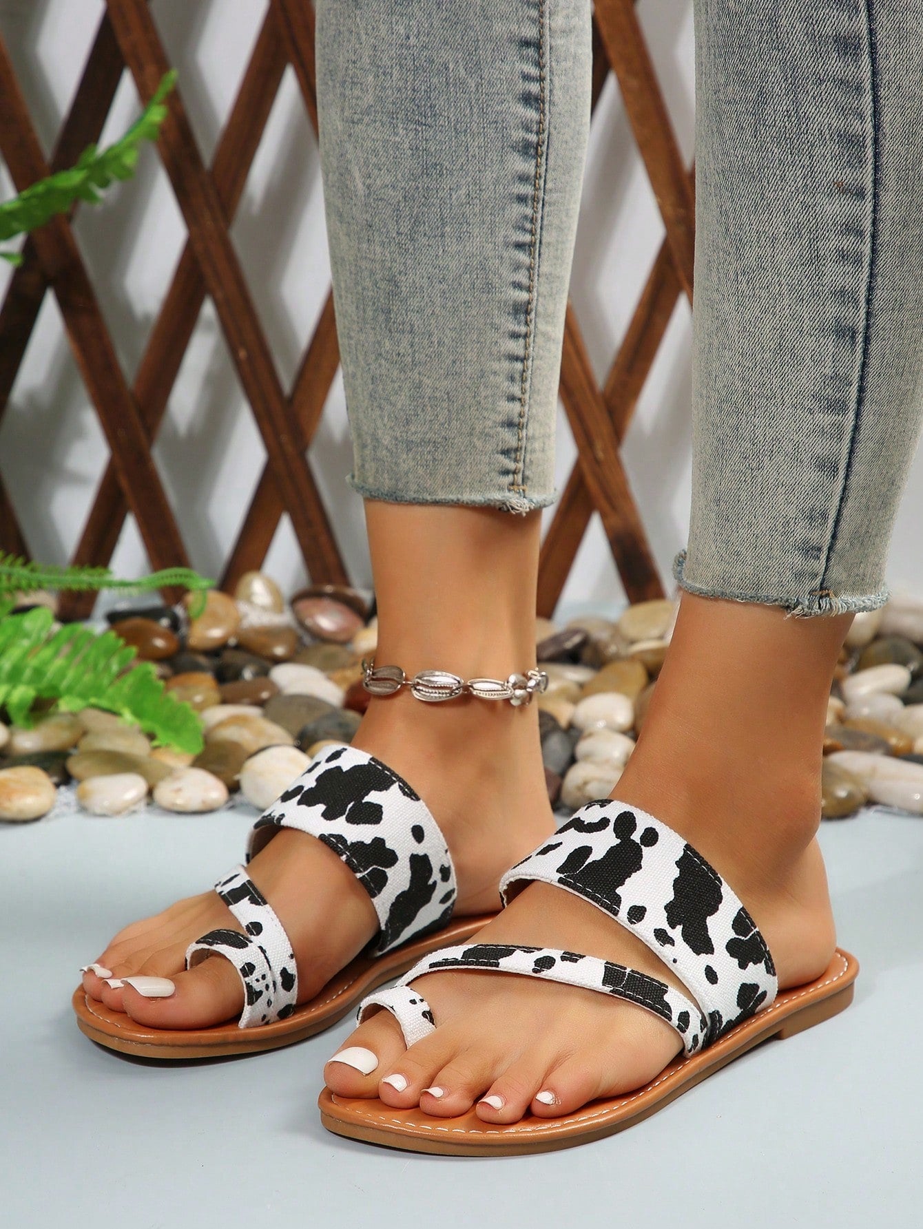 Women Cow Print Flat Slippers With Floral Pattern-Black and White-2