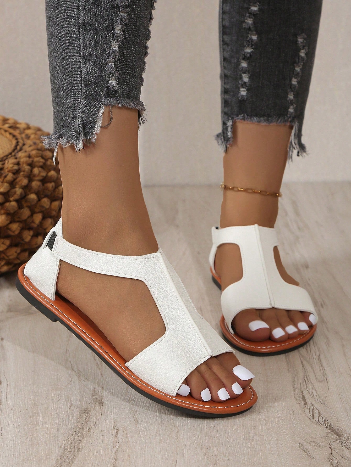 New Women Casual Comfortable Slip-On Flat Sandals With College Style Made Of Leather, Ideal For Beach Party And Music Festival-White-5