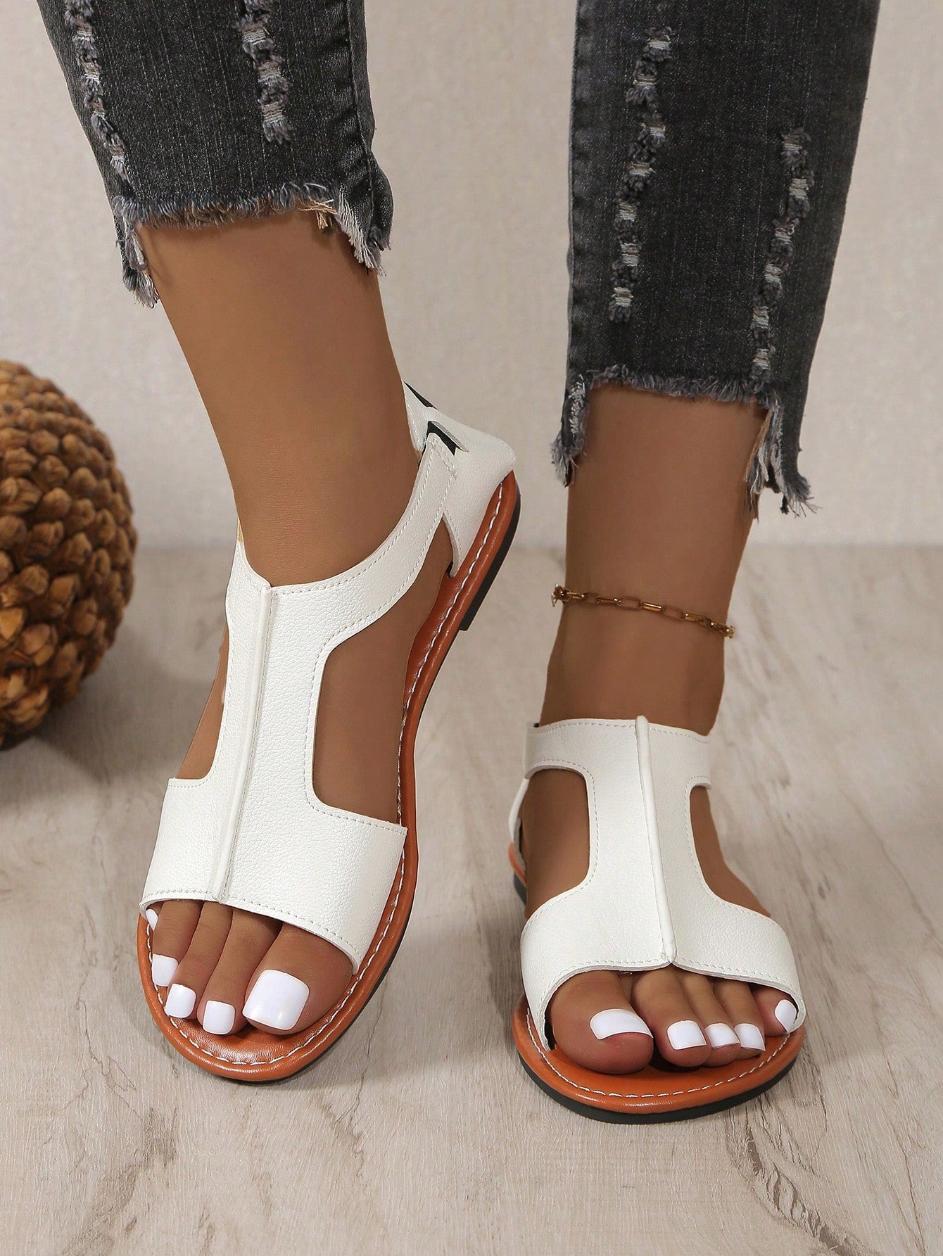 New Women Casual Comfortable Slip-On Flat Sandals With College Style Made Of Leather, Ideal For Beach Party And Music Festival-White-4