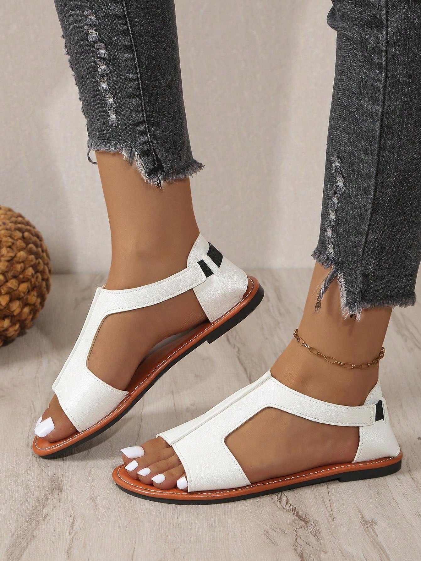 New Women Casual Comfortable Slip-On Flat Sandals With College Style Made Of Leather, Ideal For Beach Party And Music Festival-White-9