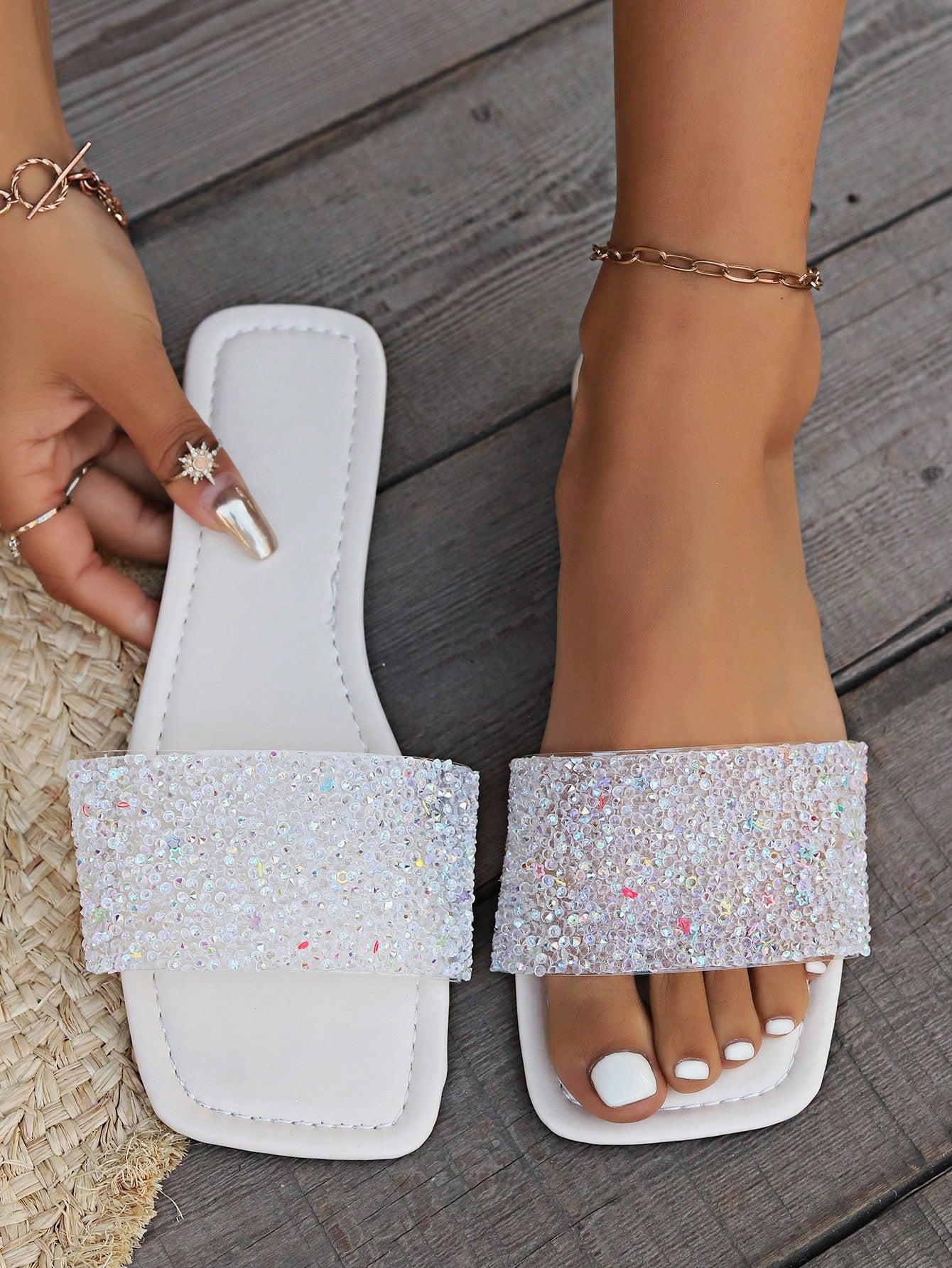 New Women Flat Sandals With Glitter Decoration, , Fashionable, Comfortable, Slimming, Suitable For Both Indoor And Outdoor, Perfect For Beach, Travel, Vacation, Available In Silver, Golden, And Black Colors-Beige-1
