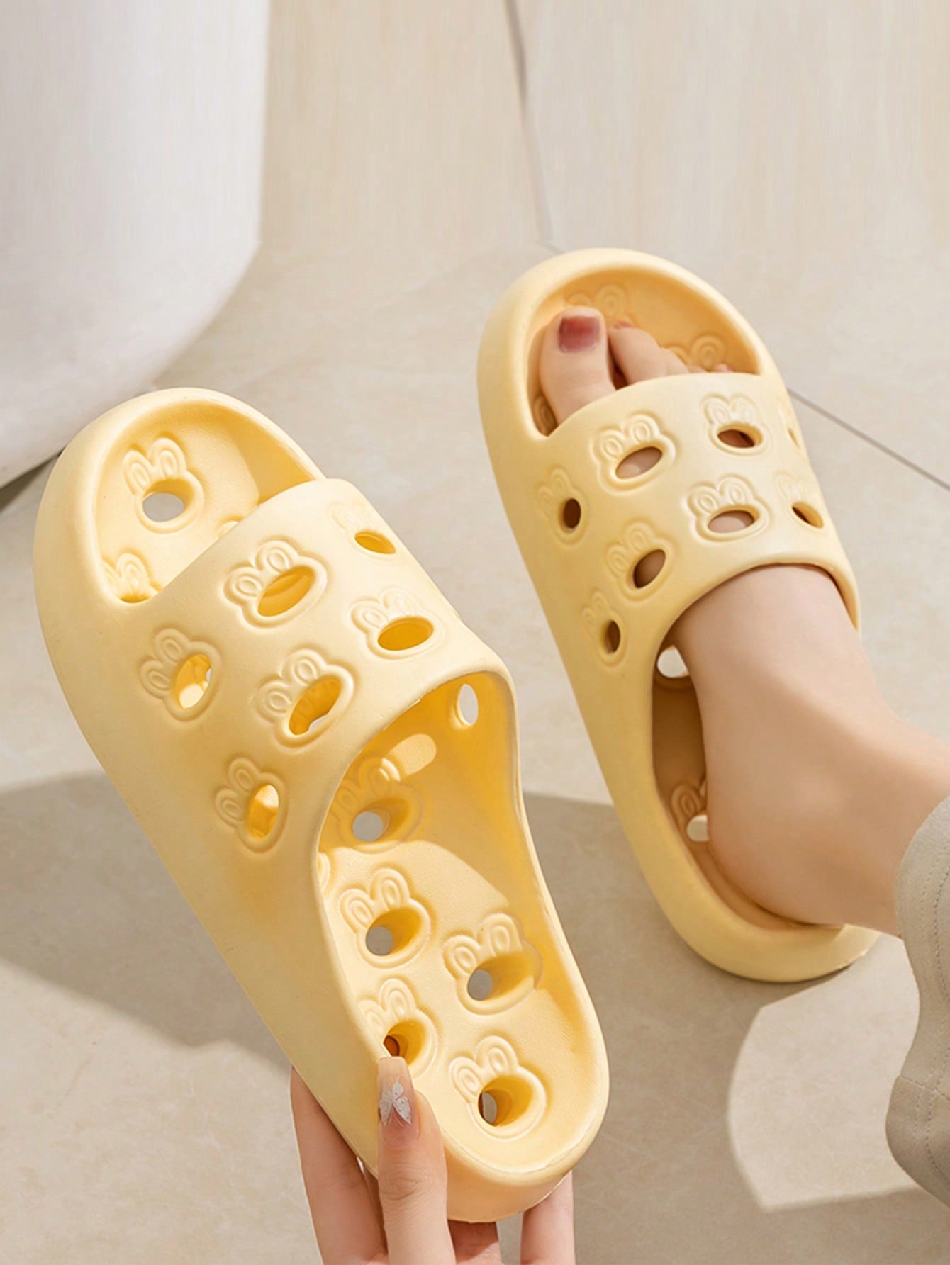 1 Pair Of Women'S Sandals And Slippers For Bathing, Non-Slip And Leaking, Household Holes, Hollow Bathroom Soft-Soled Eva Slippers For Summer-Yellow-1